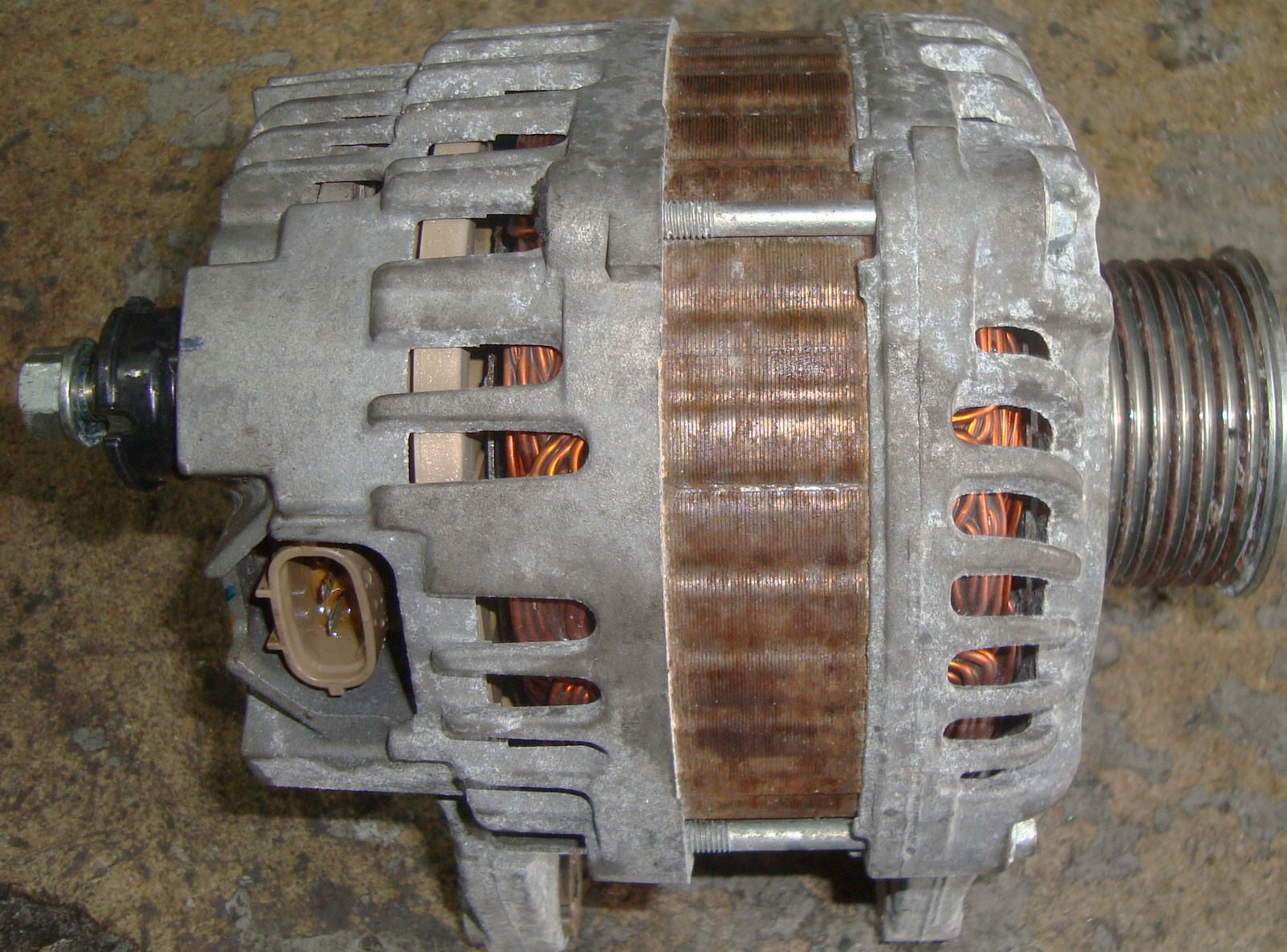 Alternador Nisan Versa